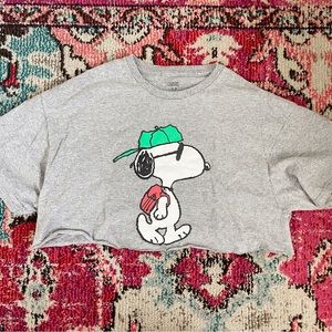 grey cropped snoopy shirt